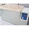 Une solution saline (préparée avec de l’eau déminéralisée et stockée dans des réservoirs) alimente l...