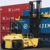 Des chariots porte-containers pleins pour stockage en premier rang sur 3, 4 et 5 hauteurs. Les série...