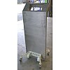 Domaine de la pharmacie, ce sont des équipements typiques pour les laboratoires (chariots, tables, p...